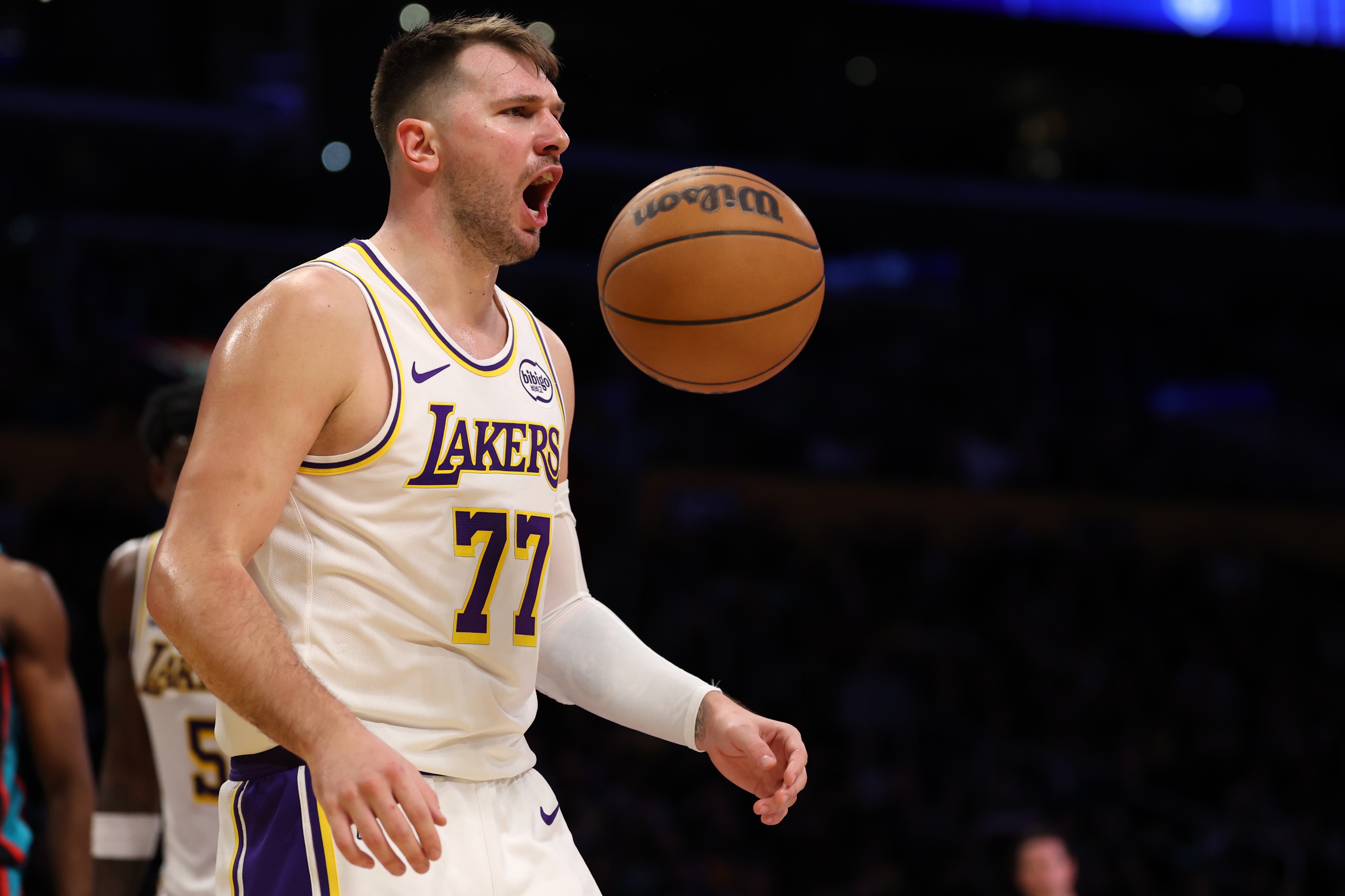 Kai Speed Race-火力全开！东契奇半场5记三分拿下23分3板7助1帽 次节独得14分