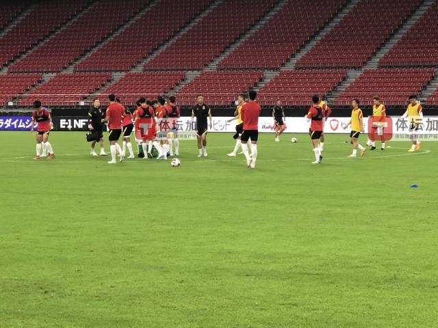 国足最后一练50分钟：逼抢、对抗、分队全方位覆盖